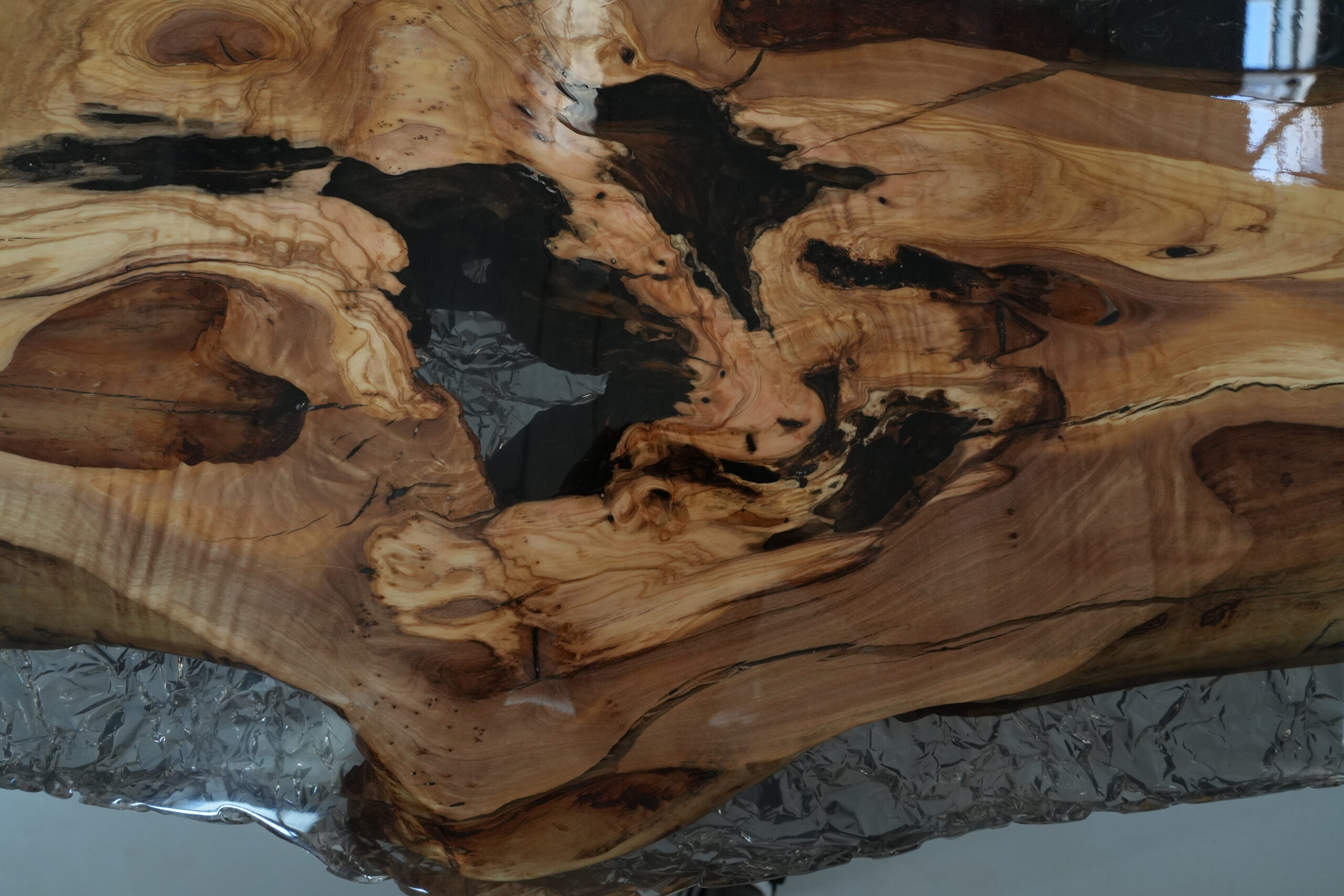 Image showing the black epoxy on the table's edge.