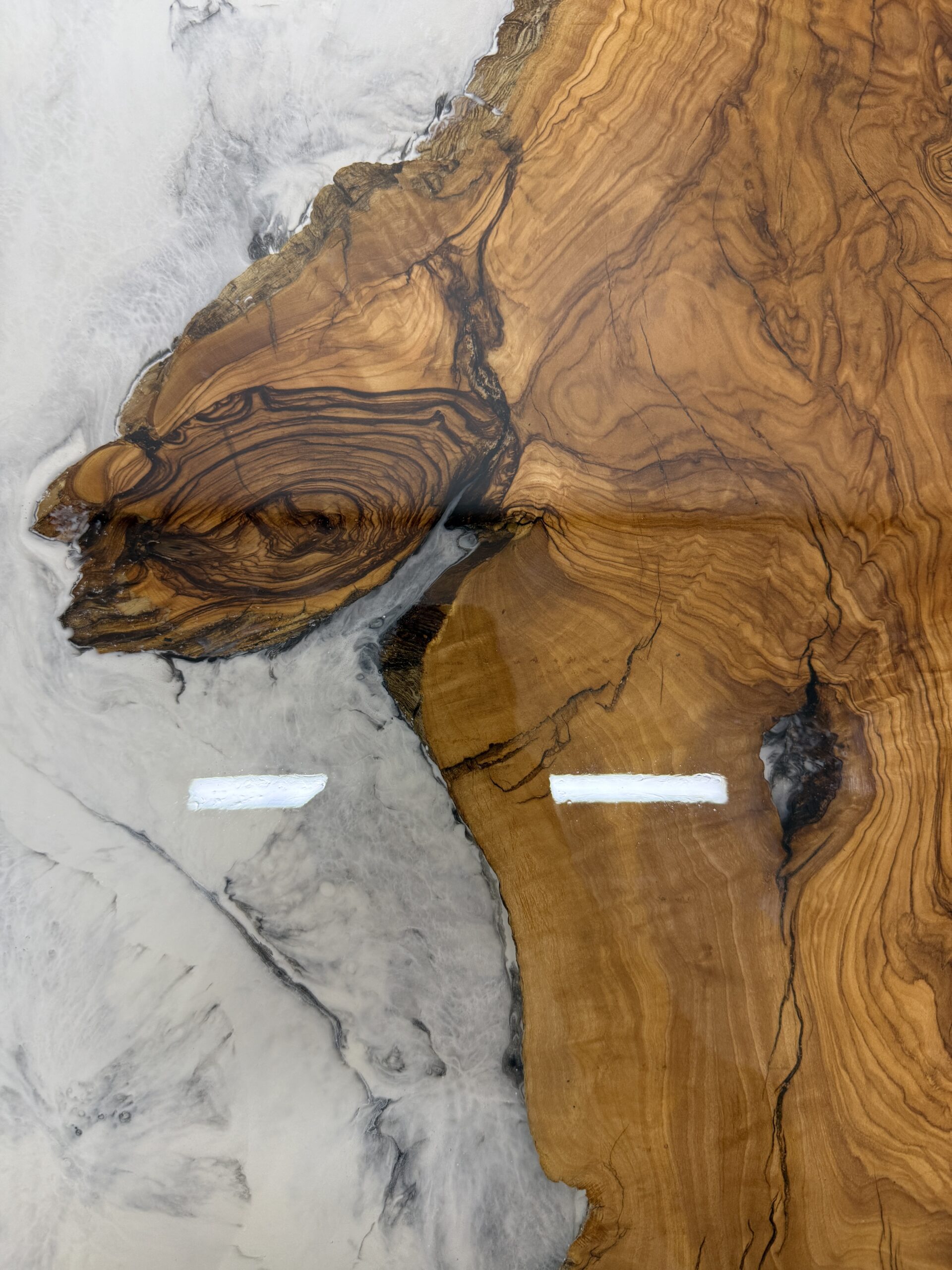 Brand plate on the side of the olive wood table.